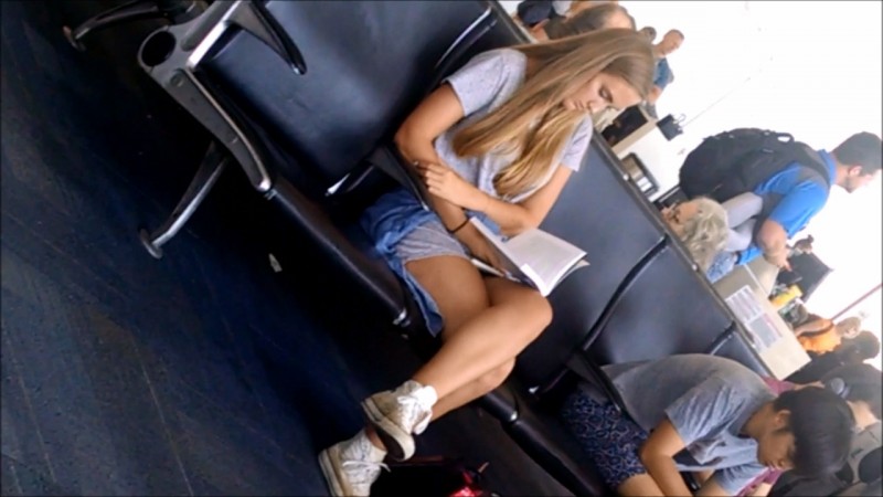 Thecandidforum_presents_Blonde_at_the_Airport.mp4.00000.jpg