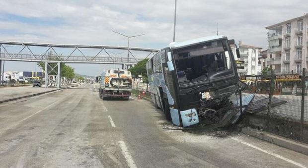 В Турции автобус попал в ДТП: пострадали 32 депутата