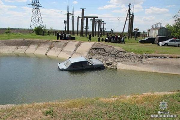 В Запорожской области ВАЗ с двумя людами утонул в канале(фото)