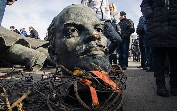 В России школьники битами разбили памятник Ленину