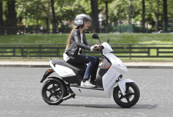 Туристам в Париже предложат передвигаться на электроскутерах