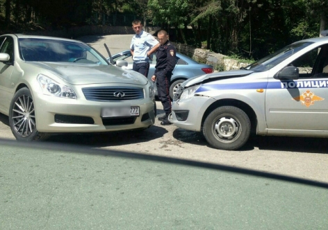 На крымской трассе столкнулись две иномарки, в ДТП влетела полицейская машина [фото, видео]