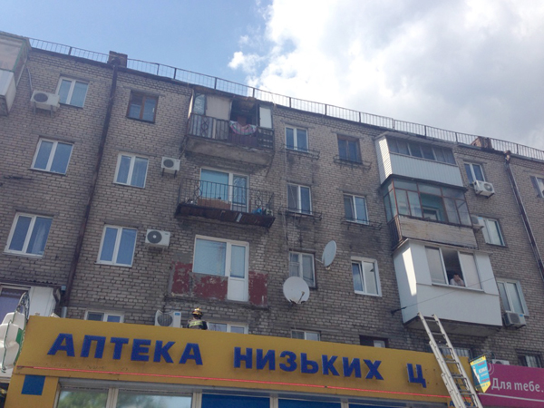 В жилом доме в Запорожье обрушились два балкона(фото)