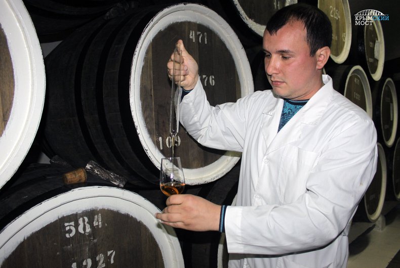 Полуторалетнее вино "Крымский мост" взялись разливать в бутылки [фото]
