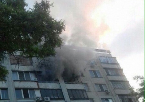 От балкона в крымской многоэтажке возгорелись соседние квартиры [фото]