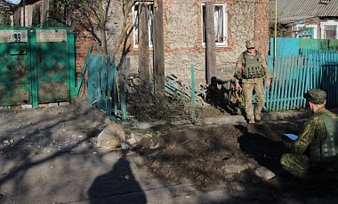 Боевики обстреляли дома в Новолуганском: убит домашний скот