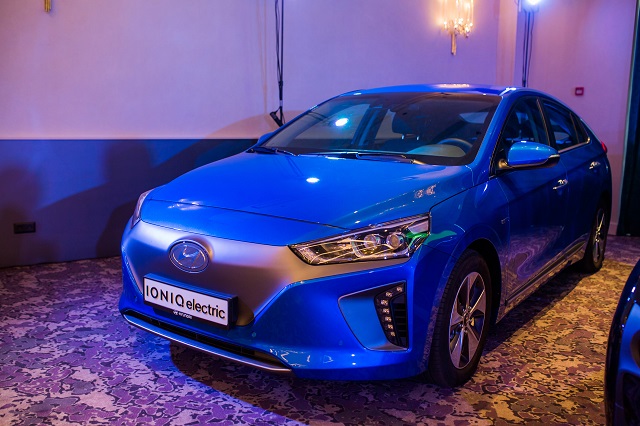 Полку электромобилей пришло: в Украине дебютировал хэтчбек Hyundai IONIQ