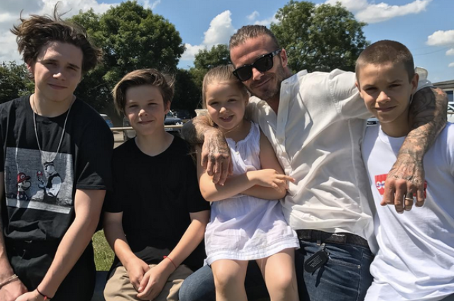 Виктория Бекхэм опубликовала фото Дэвида Бекхэма с четырьмя детьми