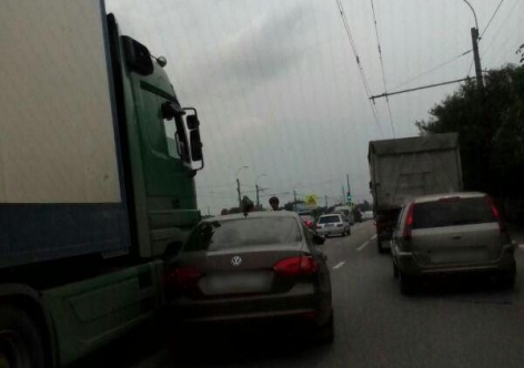 На крымской трассе из-за ДТП с фурой и легковушкой образовалась пробка [фото]