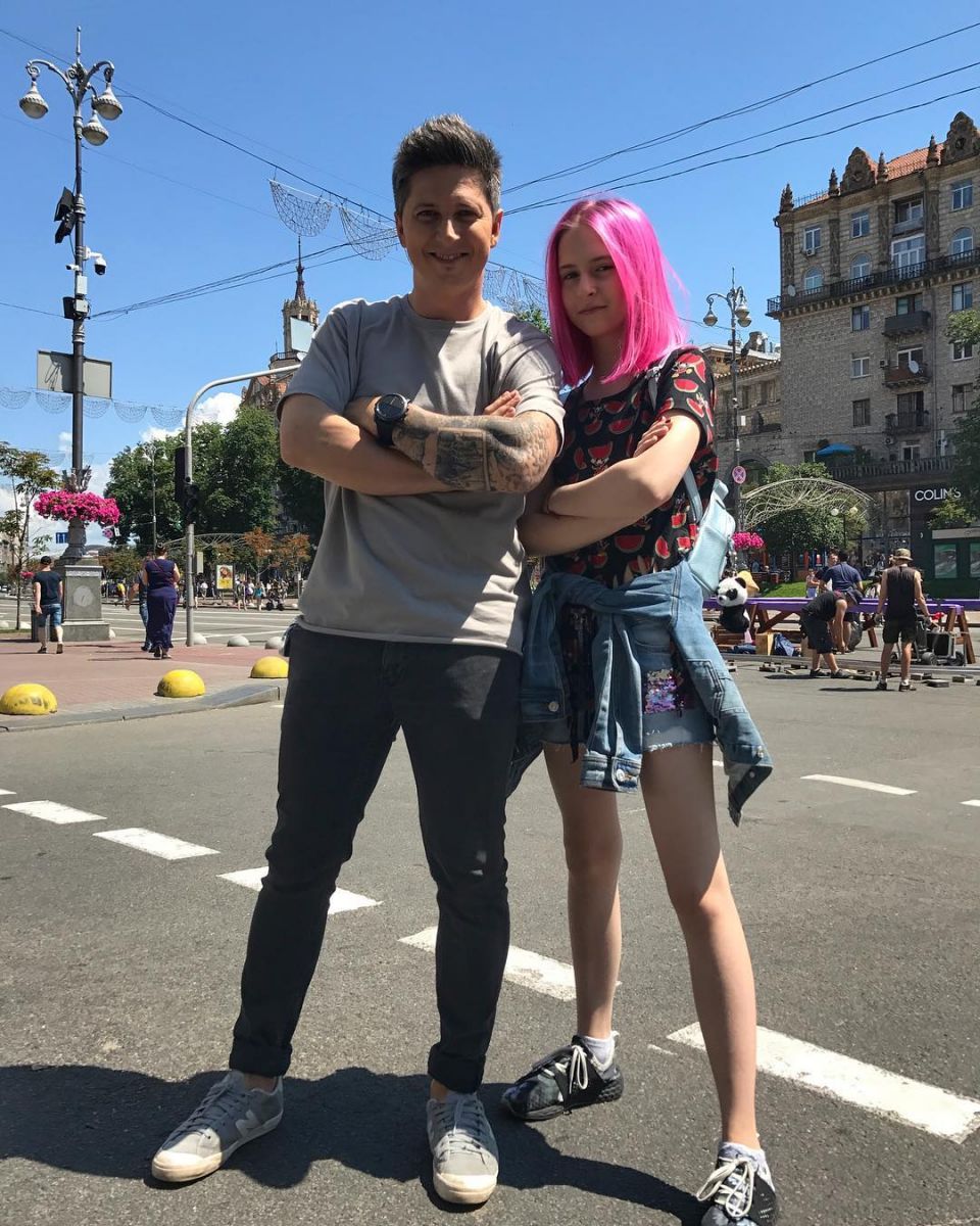 12-летняя дочь Александра Педана стала обладательницей ярко-розовых волос