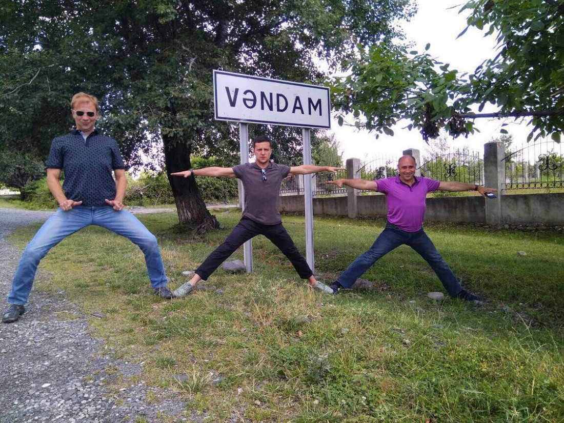 Владимир Зеленский позабавил забавным фото с друзьями