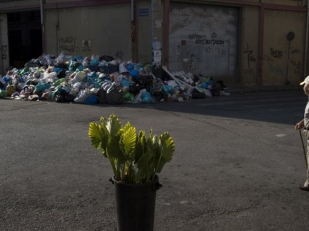 Из-за стачки сборщиков мусора в Афинах образовались мусорные горы