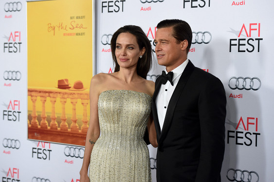 Первая встреча после развода: Анджелина Джоли проложила времена вкупе с ребятенками и Брэдом Питтом