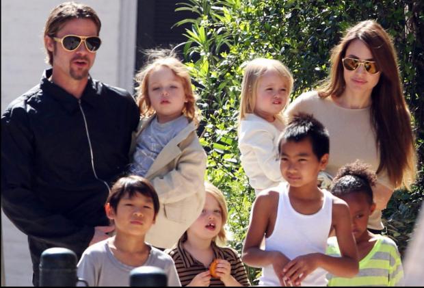 Анджелина Джоли с детьми встретилась с Брэдом Питтом