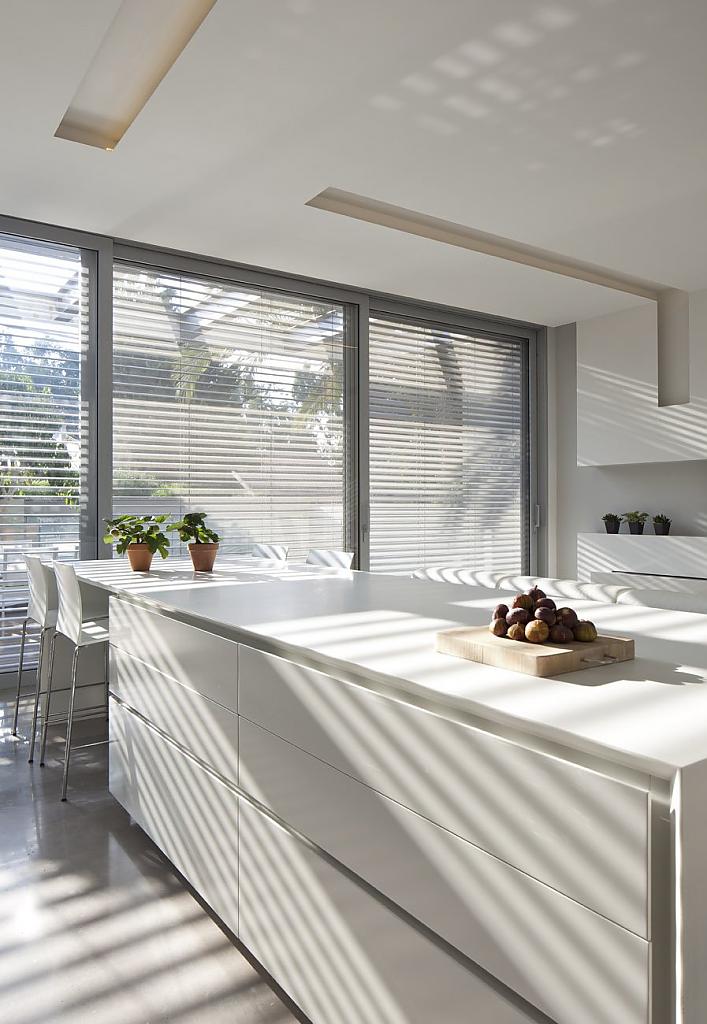 Креативные идеи студии domb architects: простота и функциональность двухэтажного особняка sl house в тель-авиве