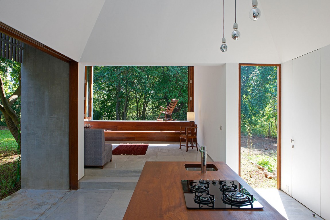 Дом на воде с интерьером в стиле минимализм