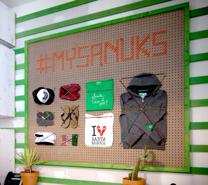Дизайн головного магазина sanuk от crack #038; matthews brand solutions – мода в гаражном стиле, санта-моника, калифорния, сша