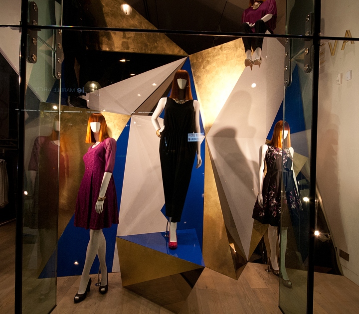 Модернистский дизайн витрин для женского магазина модной одежды evans, весна 2014, лондон