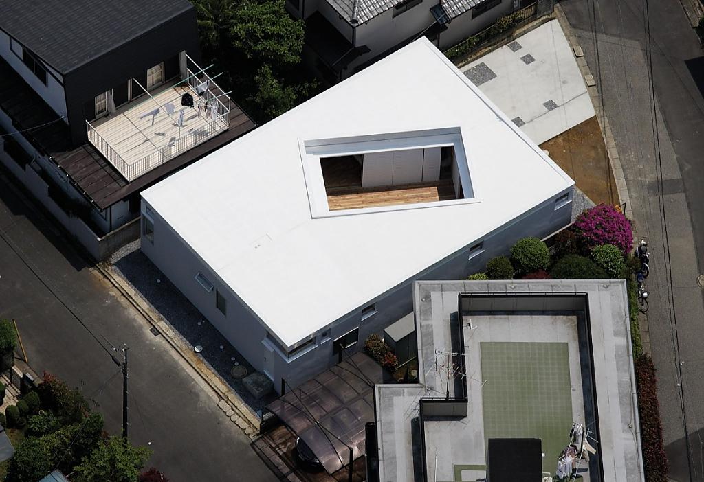 Сенсационный проект жилого дома-коробки с оригинальным внутренним двором на крыше
