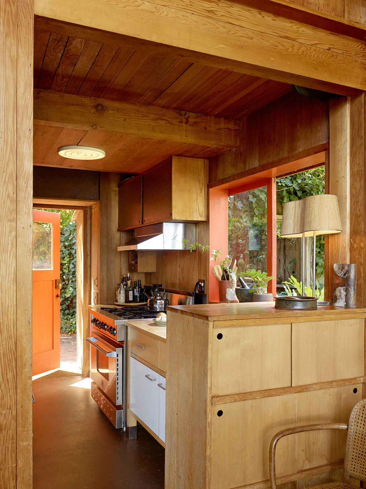 Замечательный проект деревянного загородного дома со стеклянным фасадом