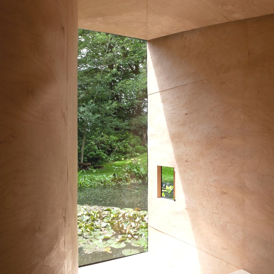 Современная хижина для медитаций forest pond house — оригинальный проект tdo architecture, англия