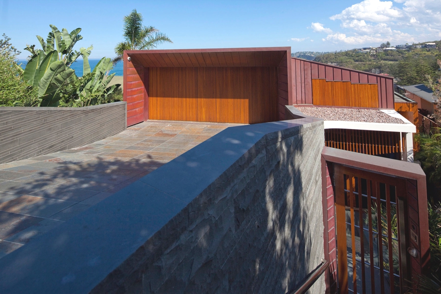 Спускающийся по склону холма неподражаемый дом serpentine от студии turner, билгол, австралия