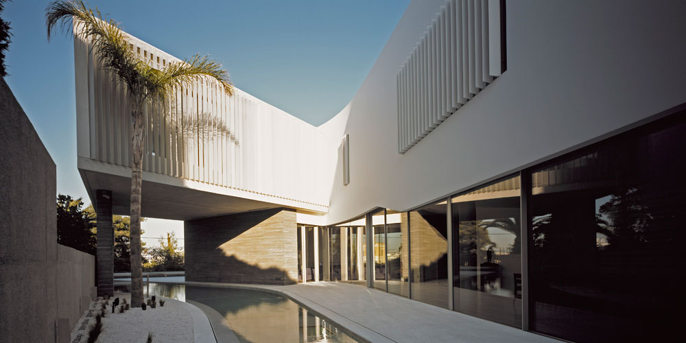 Шикарный особняк psychiko house от divecity architects интегрирует гладкую асимметрию в современный стиль, афины, греция