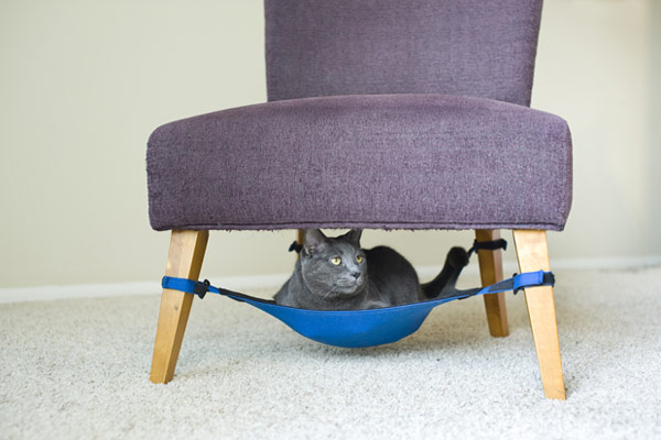Гениальный гамак для любимого питомца: колыбелька cat crib, идеально подходящая для небольших домов