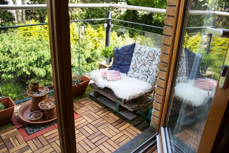 Создаём домашний уголок для отдыха: украшение балконов цветами