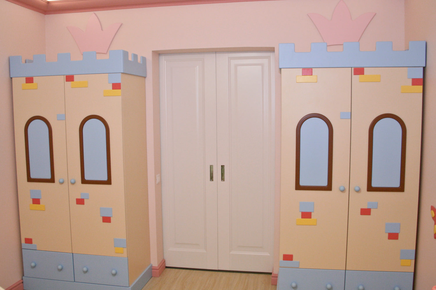 Здесь живут настоящие принцессы – детская мебель, кровати, для девочек в розовом интерьере