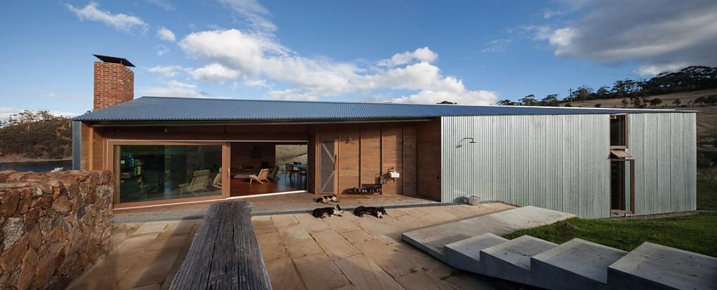 Экологичный загородный домик на берегу океана shearers quarters от john wardle architects, остров бруни, австралия