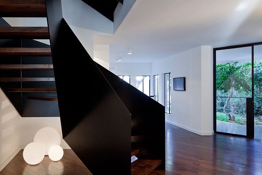 Современный и функциональный дизайн интерьера дает старому дому новую жизнь