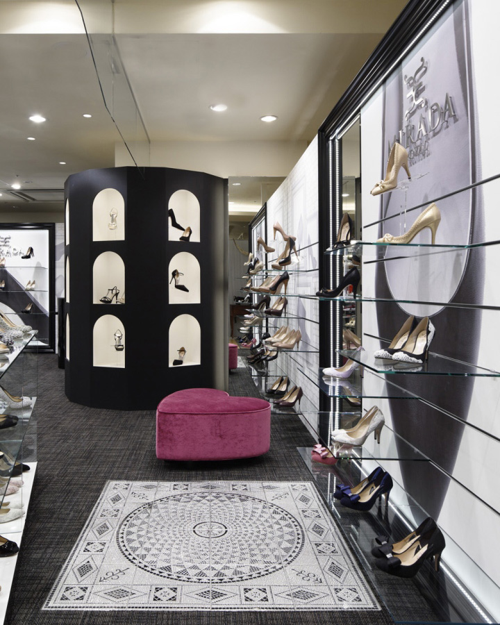 Стильное оформление магазинов: фешенебельный бутик женской обуви mirada royal