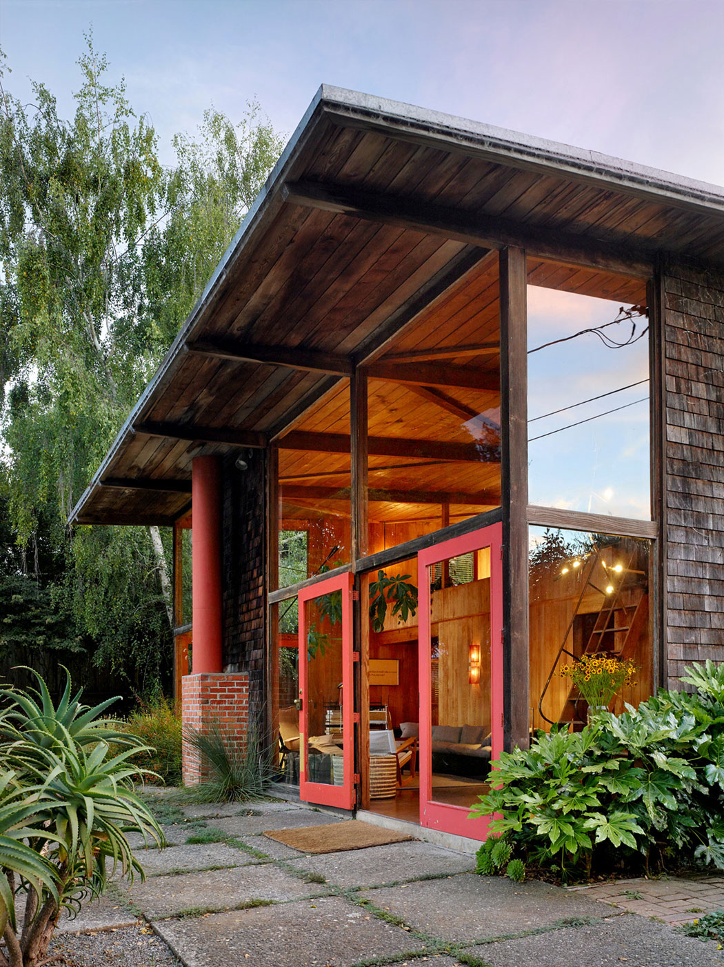 Замечательный проект деревянного загородного дома со стеклянным фасадом