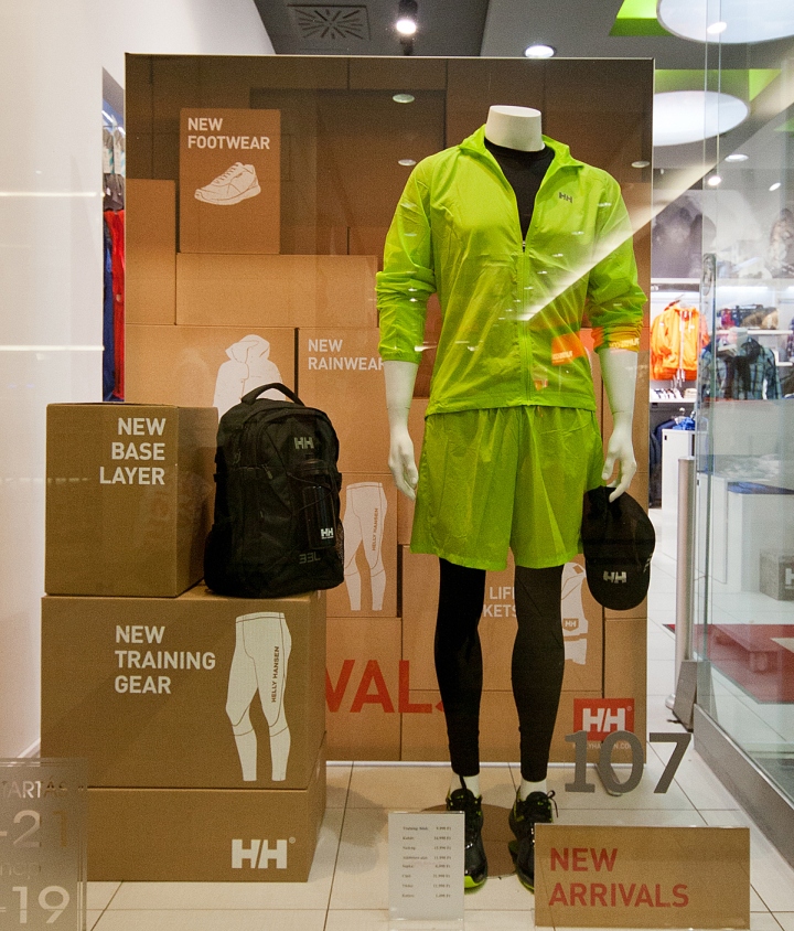 Стильное оформление витрин магазина спортивной одежды helly hansen, весна 2014, будапешт