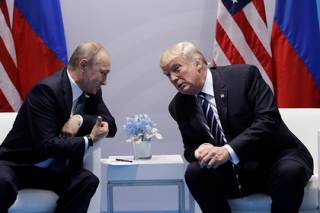 Встреча Трампа и Путина возникла на полчаса запоздалее запланированного. Президенты двукратно пожали руки