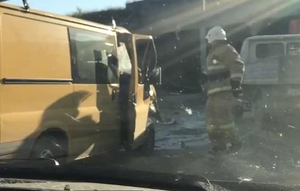 В крымском тоннеле столкнулись четыре машины - потерпели двое старших и двое ребятенков [фото, видео]
