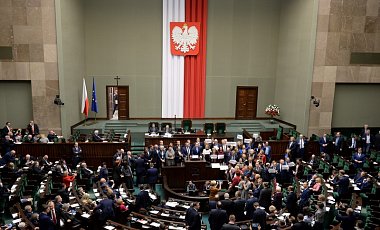 В Польше парламент наградил себя и Минюст левом направления судей