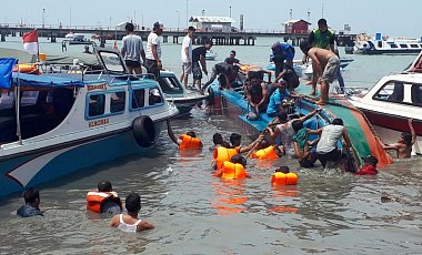 Авария катера в Индонезии: 7 человек погибли, 12 пропали
