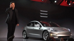 Илон Маск передал партию электромобилей Tesla Model 3 первым клиентам