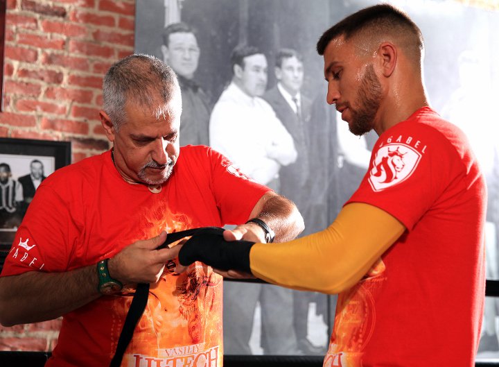 Ломаченко провел открытую тренировку в огненной футболке