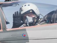 Президент Порошенко закончил полет на истребителе(фото)