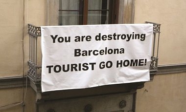В Испании радикалы организовали акции против наплыва туристов