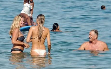 Дольф Лундгрен с экс-супругой и дочерьми отдыхает в Испании