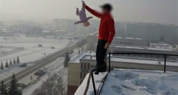 Россиянин использует в шокирующих трюках свою малолетнюю дочь