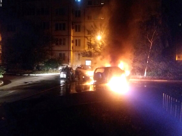 Ночной пожар в Полтаве: на парковке сгорели три легковых автомобиля(фото)