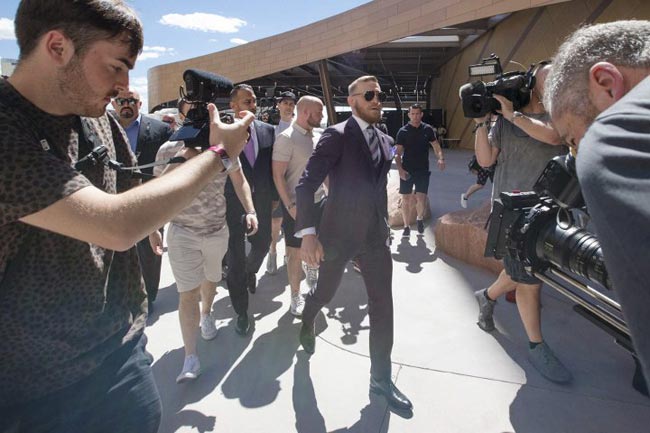 Флойд Мейвезер и Конор Макгрегор прибыли на T-Mobile Arena в Лас-Вегасе (Фото)