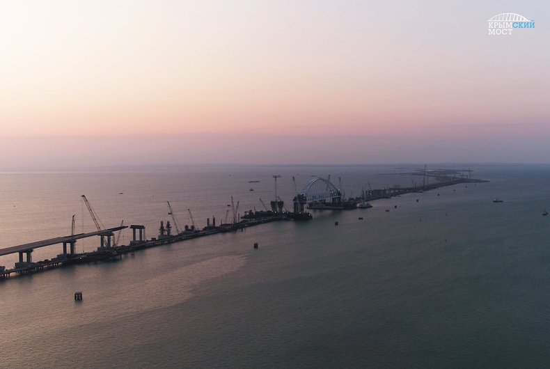 Огромную арку Крымского моста взводили на 700 тросах [фото, видео]