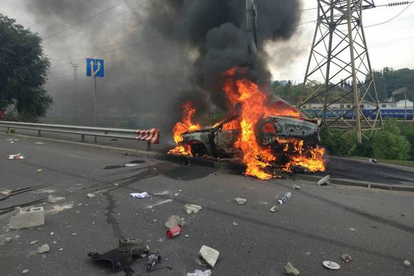 В Киеве бедственно травмированный водитель чудом выбился из пламенеющего авто(фото)