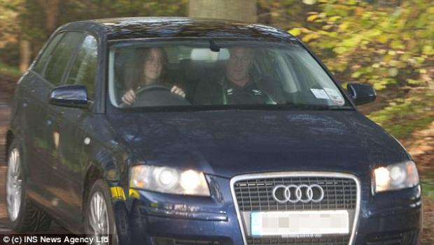 Меган Маркл подкрепляет слухи о скорой свадьбе с принцем Гарри разъезжая по Лондону на спортивном Фольксвагене